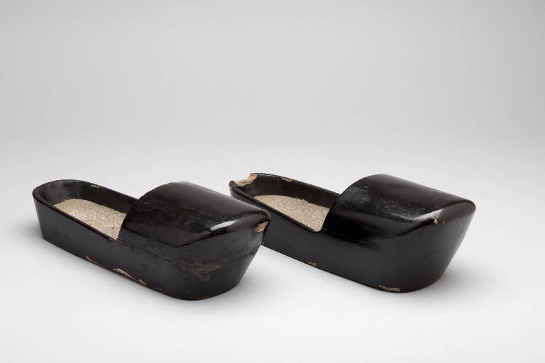 Motivi decorativi vegetali (scarpa, paio) - manifattura giapponese (sec. XIX)