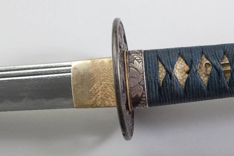 Figure maschili, Motivi decorativi vegetali (spada) - manifattura giapponese (secc. XVII/ XIX)