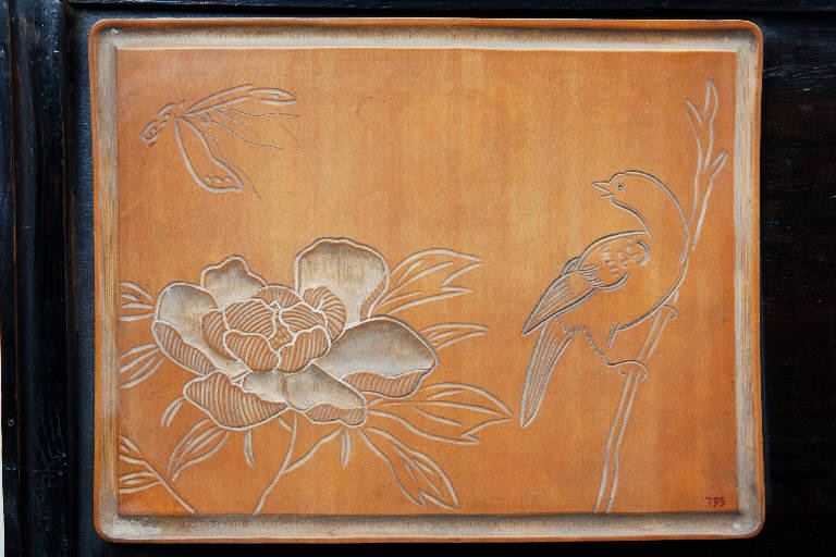 Uccello, farfalla e camelia (rilievo) - manifattura giapponese (ultimo quarto sec. XIX)