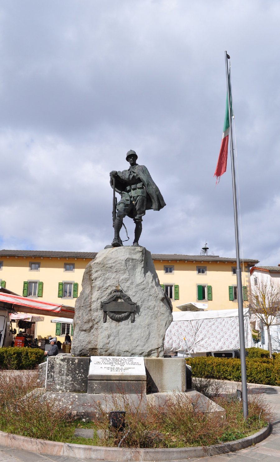 figura di soldato: fante (monumento ai caduti - a montagna figurata) di Graziosi Giuseppe (sec. XX)