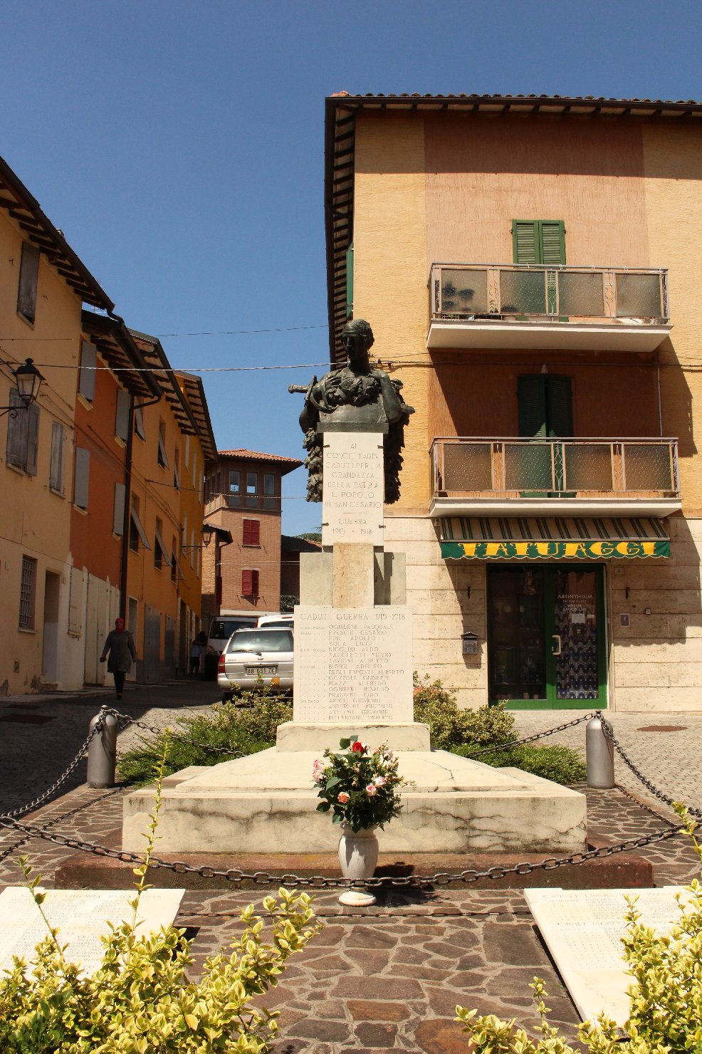 busto di donna con spada e festoni (monumento ai caduti - ad erma) di Graziosi Giuseppe (sec. XX, sec. XX)