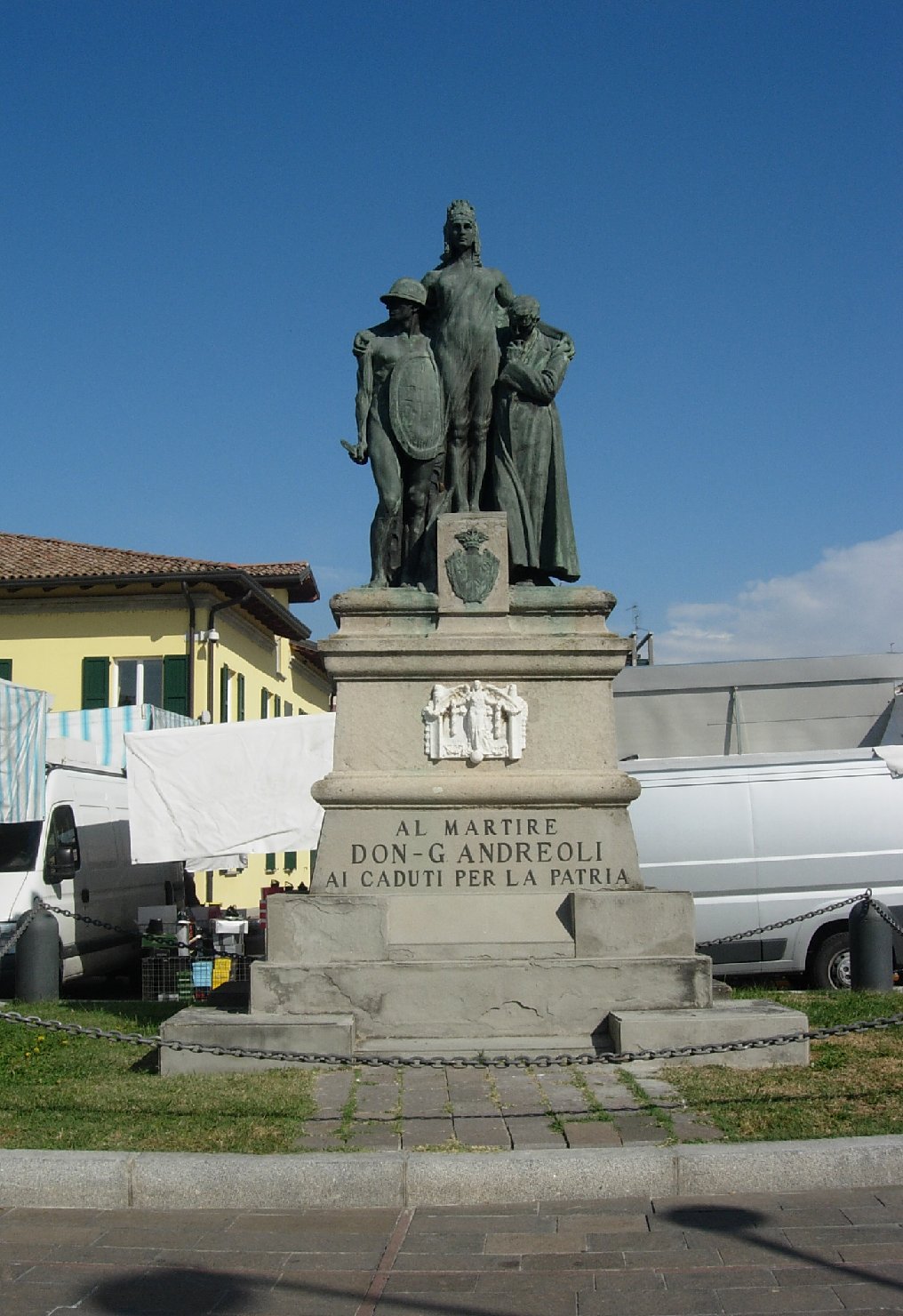 allegoria della Patria che abbraccia un soldato e un sacerdote (monumento ai caduti - a cippo) di Gualdi Alfredo (sec. XX)