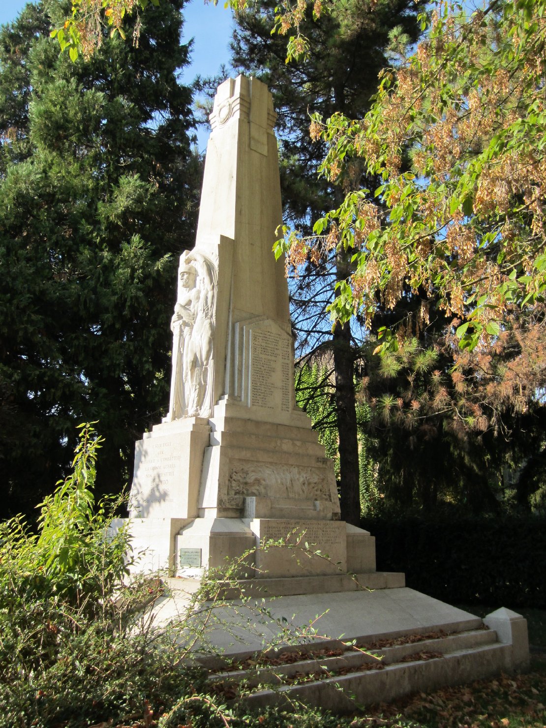 allegoria della Vittoria che incorona un soldato (monumento ai caduti - ad obelisco) di Pisi Carlo (sec. XX)