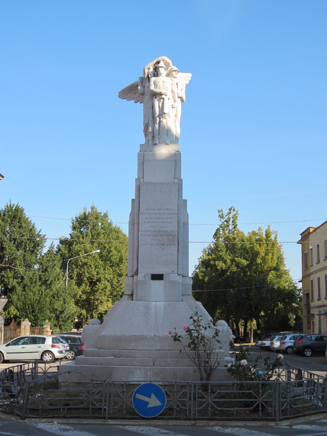 allegoria della Vittoria che premia un soldato (monumento ai caduti - a cippo) di Pisi Carlo (sec. XX)