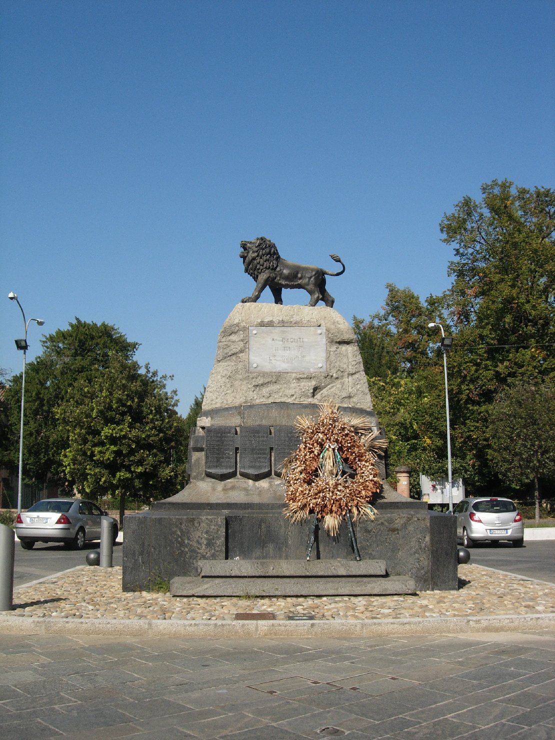 leone (monumento ai caduti - a cippo) di Masi Giacomo, Manfredini Armando (sec. XX, sec. XXI)