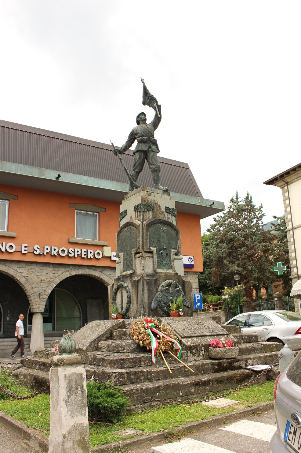 figura di soldato che porta la bandiera (monumento ai caduti - a cippo) di Pasquali Vincenzo (?) (sec. XX)