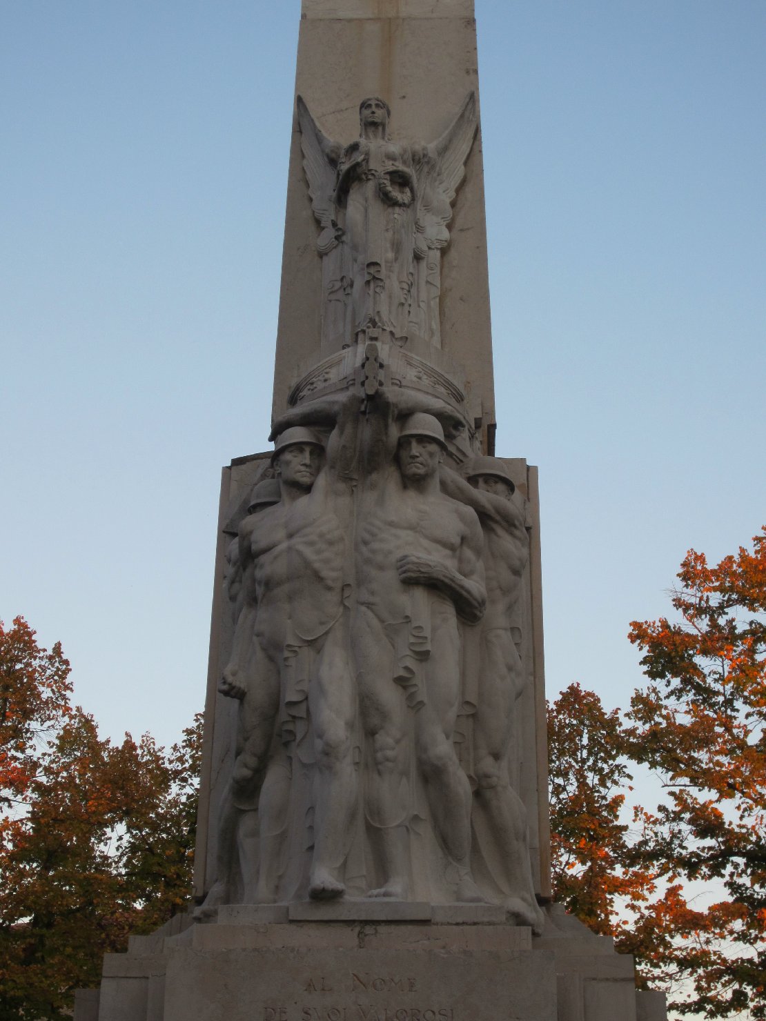 allegoria della Vittoria come donna vestita all'antica, figura di soldato in combattimento (monumento ai caduti - ad obelisco) di Pisi Carlo (sec. XX)