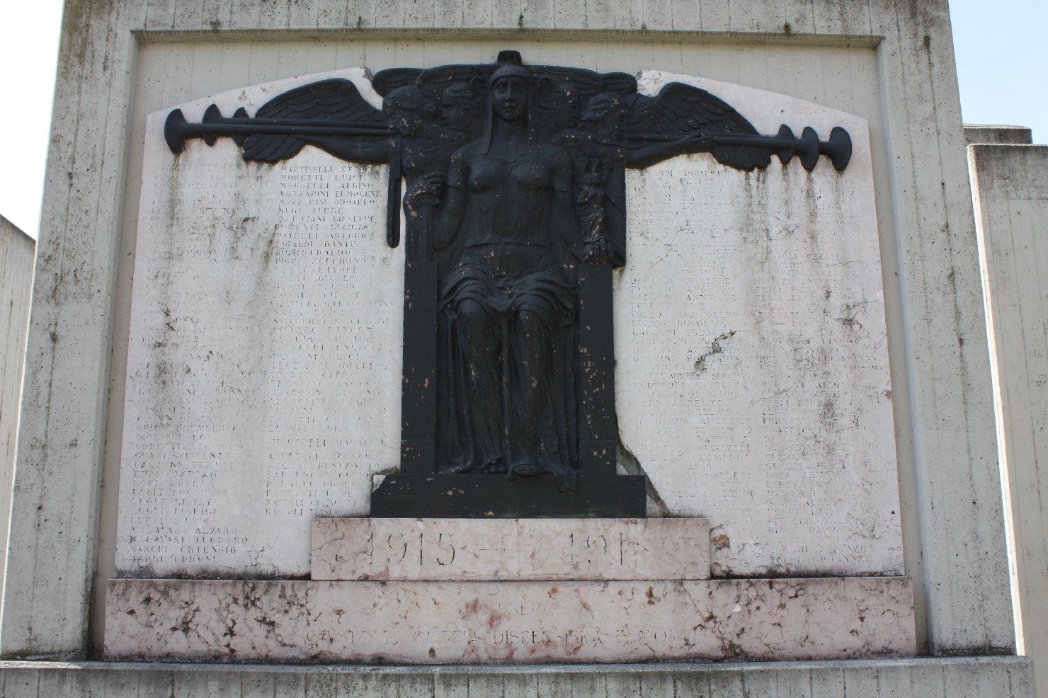 allegoria della Vittoria che premia un soldato, allegoria della Patria, allegoria della Patria (monumento ai caduti - a lapide) - ambito modenese (sec. XX)