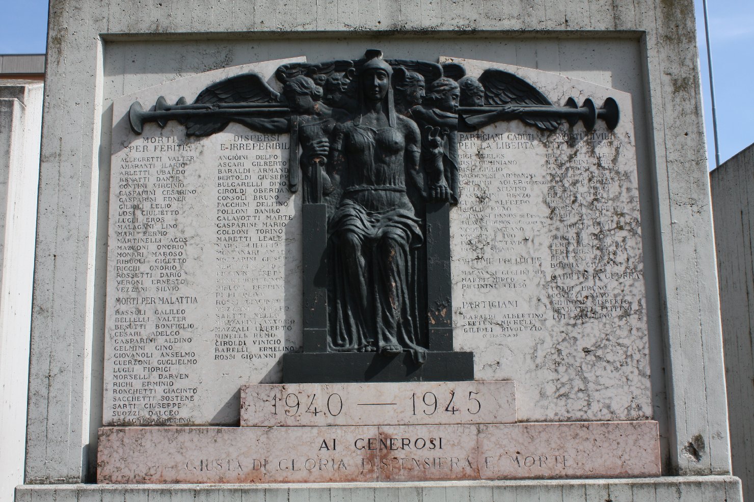 allegoria della Vittoria che premia un soldato, allegoria della Patria, allegoria della Patria (monumento ai caduti - a lapide) - ambito modenese (sec. XX)