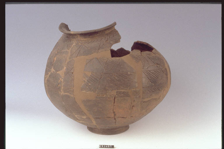 urna - cultura di Golasecca (fine/ inizio secc. VI/ V a.C)