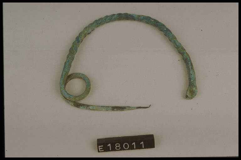 fibula ad arco ritorto - Cultura di Golasecca (secc. IX/ VI a.C)