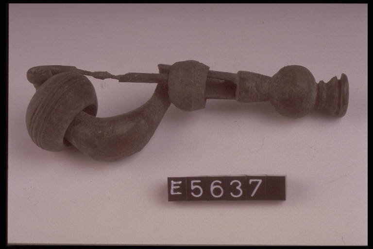 fibula a sanguisuga, DE MARINIS / tipo tardo-alpino var. B - cultura di Golasecca (seconda metà sec. V a.C)