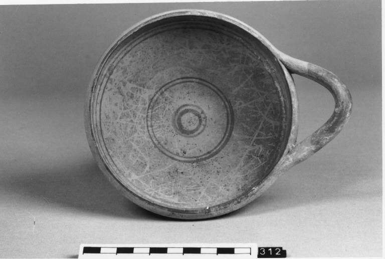 coppa monoansata - ambito apulo indigeno (fine/ inizio secc. V/IV a.C)