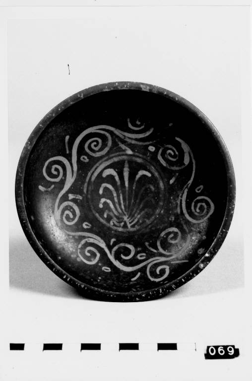 coppa - ambito apulo indigeno (prima metà sec. IV a.C)