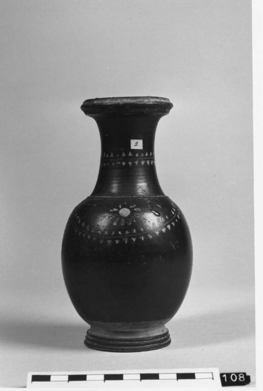 oinochoe a bocca rotonda, Morel 5344 a1 - ambito apulo (terzo quarto sec. IV a.C)