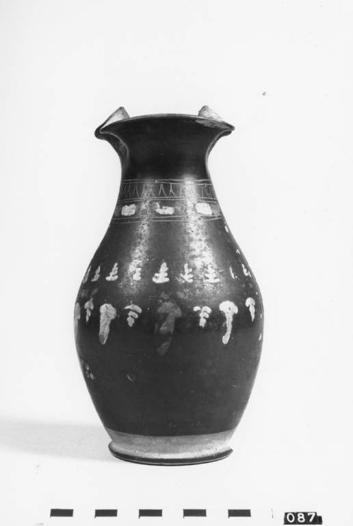 oinochoe a bocca trilobata, Morel 5633a1 - ambito apulo (ultimo quarto sec. IV a.C)