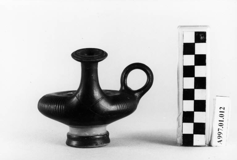 guttus, Morel 8142 - ambito apulo (sec. IV a.C)