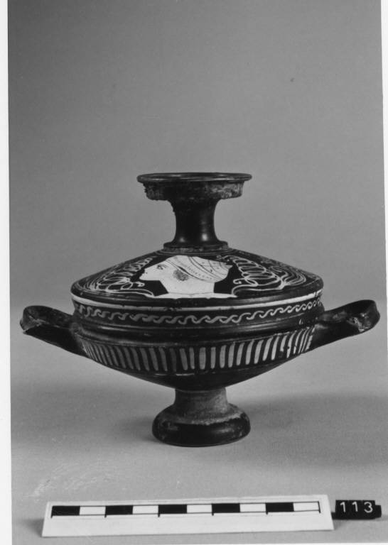 lekanis con coperchio - ambito apulo (terzo quarto sec. IV a.C)