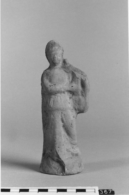 Figura di suonatrice (statuetta) - produzione magno-greca (fine/ inizio secc. IV/III a.C)
