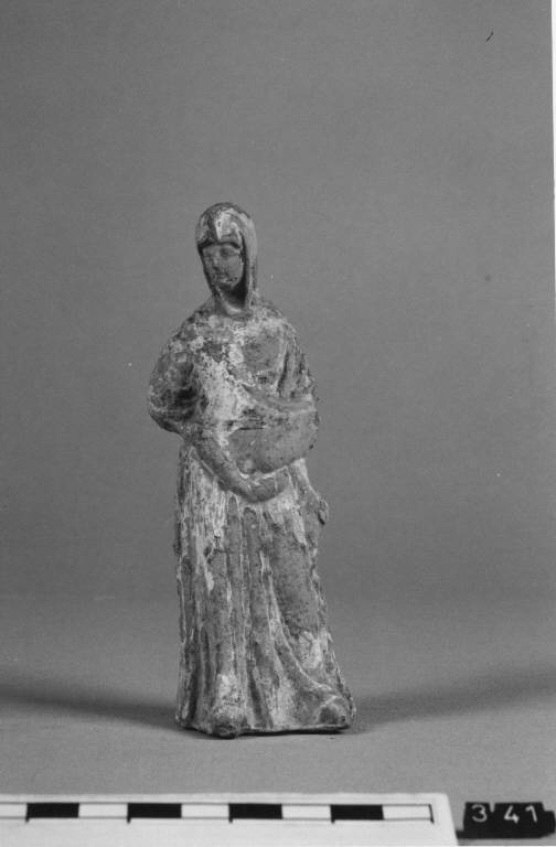 Figura femminile (statuetta) - produzione magno-greca (fine/ inizio secc. IV/III a.C)