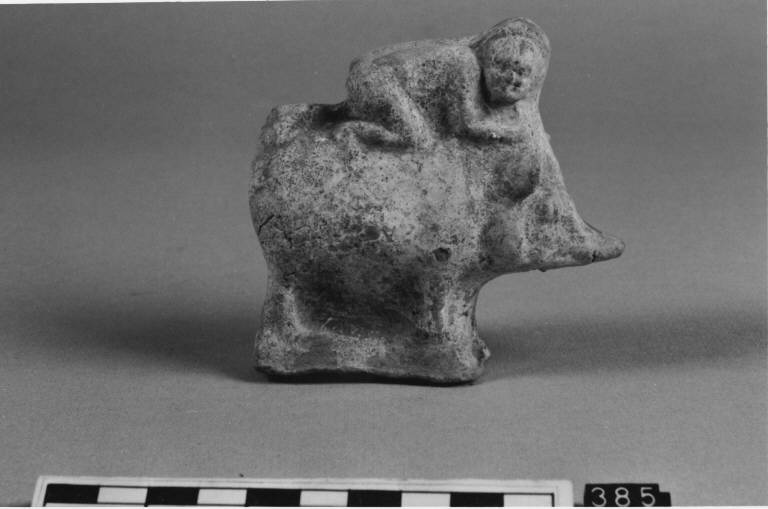 Bambino su maiale (statuetta) - produzione magno-greca (secc. IV/II a.C)