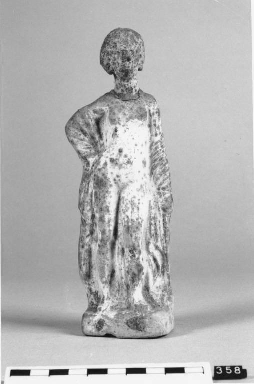 Figura femminile (statuetta) - produzione tarantina (fine/ inizio secc. IV/III a.C)