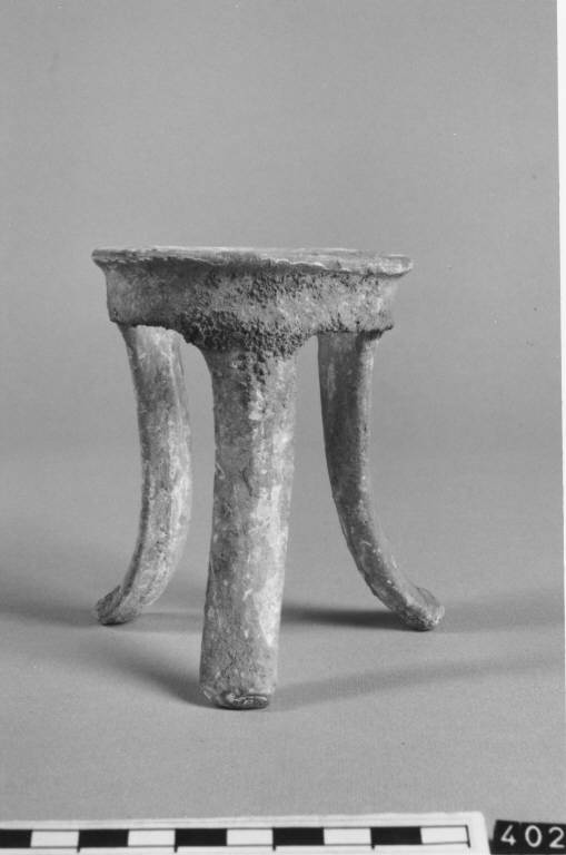 tripode - produzione magno-greca (secc. IV/III a.C)