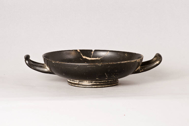 kylix, Serie Morel 4221 (prima metà sec. IV a.C)