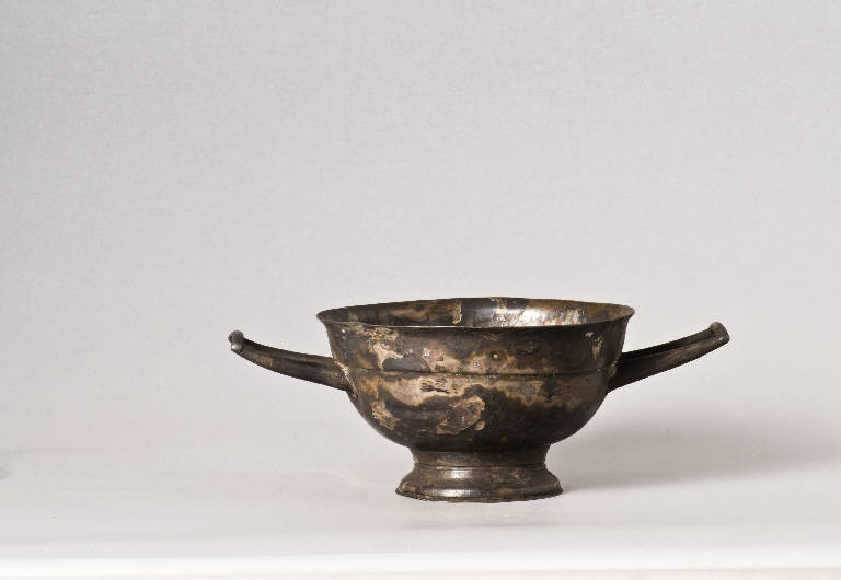 kylix schifoide (secc. V/ IV a.C)