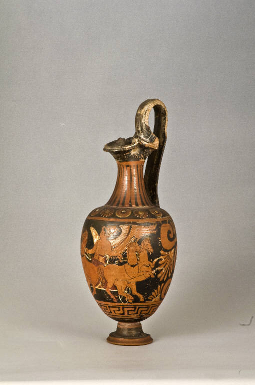 oinochoe trilobata a collo lungo, Forma Trendall 1 - medio apulo (metà sec. IV a.C)