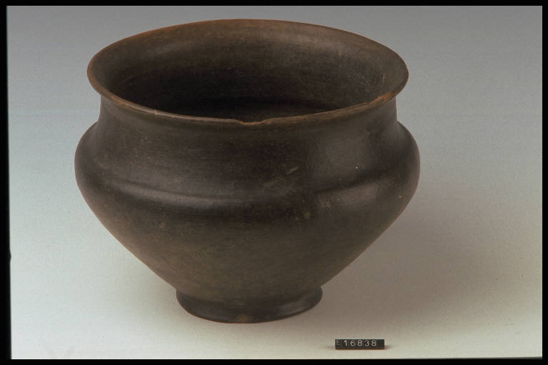 urna - cultura di Golasecca (terzo quarto sec. VI a.C)