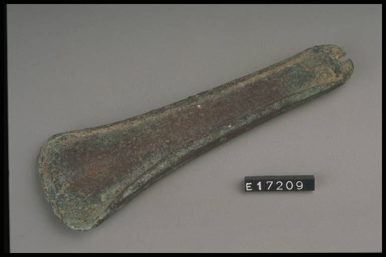 ascia a margini rialzati - periodo di età del Bronzo (secc. XXII/ XIV a.C)