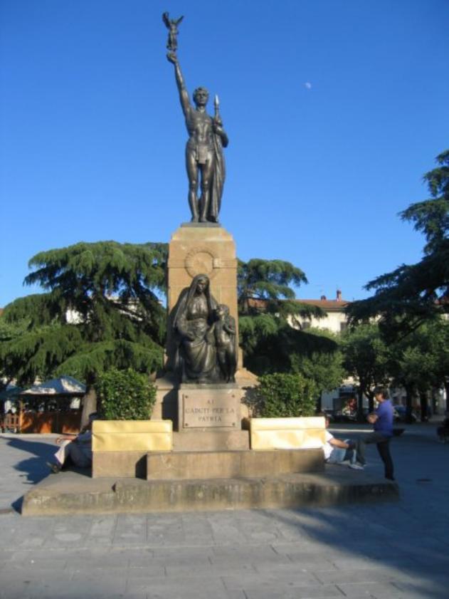 figura di soldato che regge la Vittoria e la bandiera, madre con bambino (monumento ai caduti - a cippo) di Franceschi Odo (sec. XX)