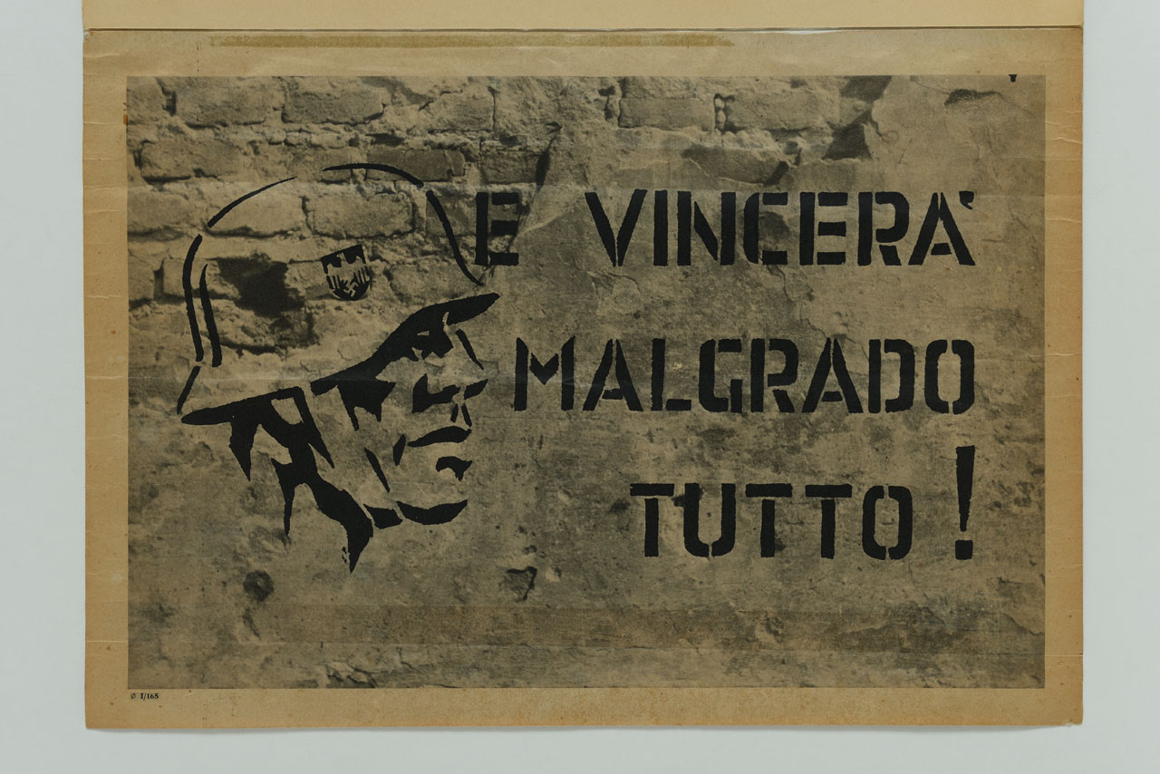 muro in mattoni con testa di soldato nazista dipinta e scritta (manifesto) - ambito italiano (sec. XX)