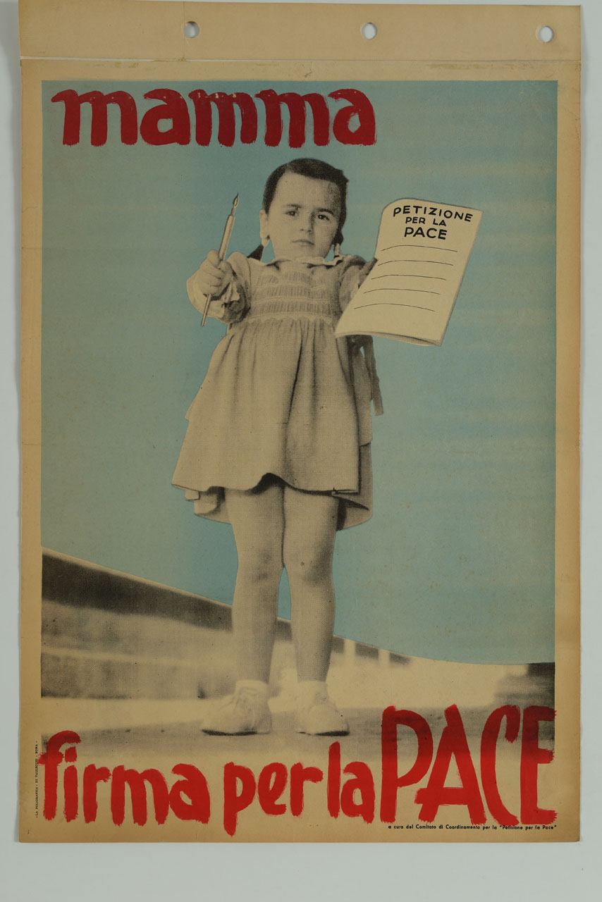 bambina con carta e penna tesi verso l'osservatore (manifesto) - ambito italiano (sec. XX)