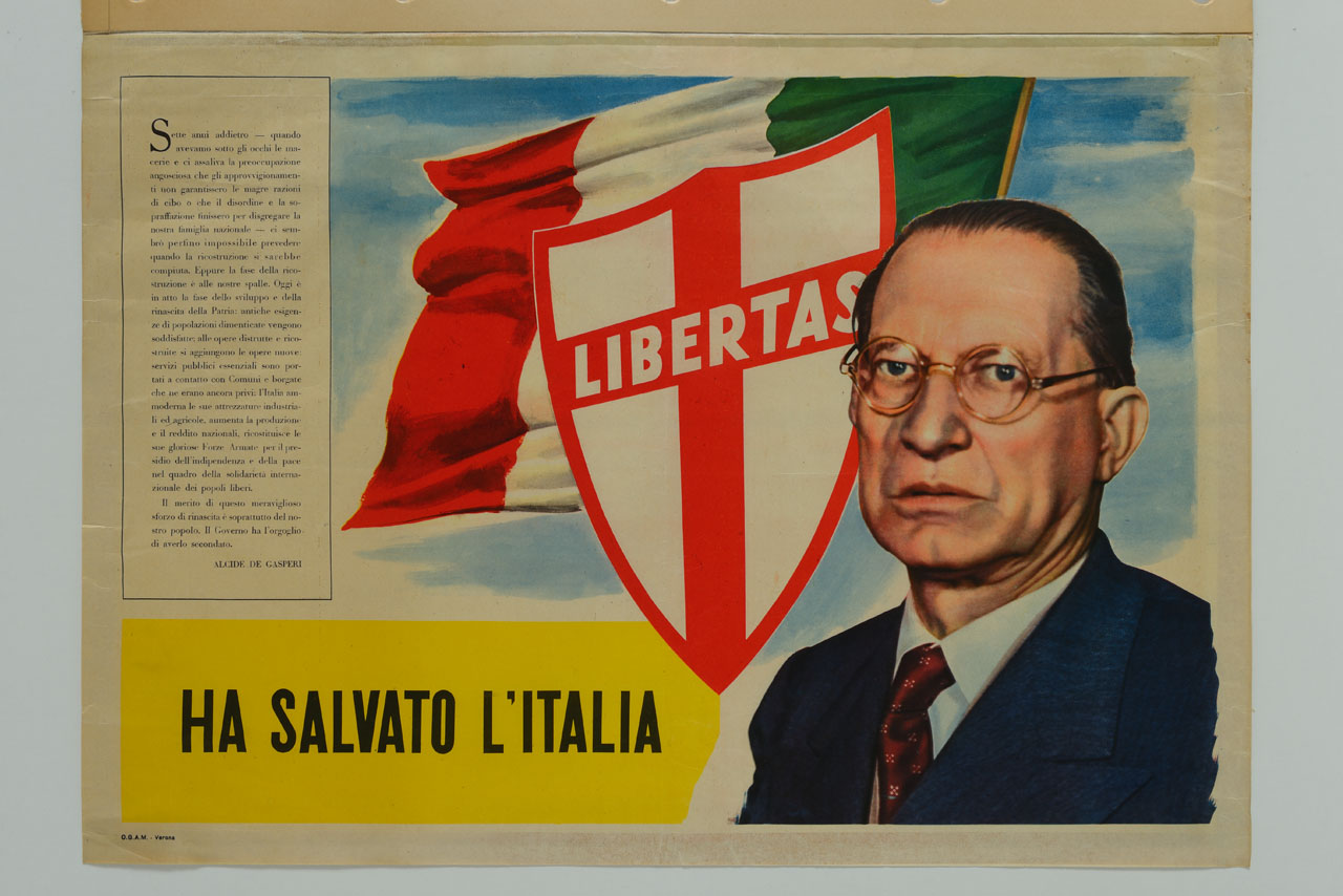 Alcide De Gasperi sullo sfondo del simbolo DC e della bandiera italiana (manifesto) - ambito italiano (sec. XX)