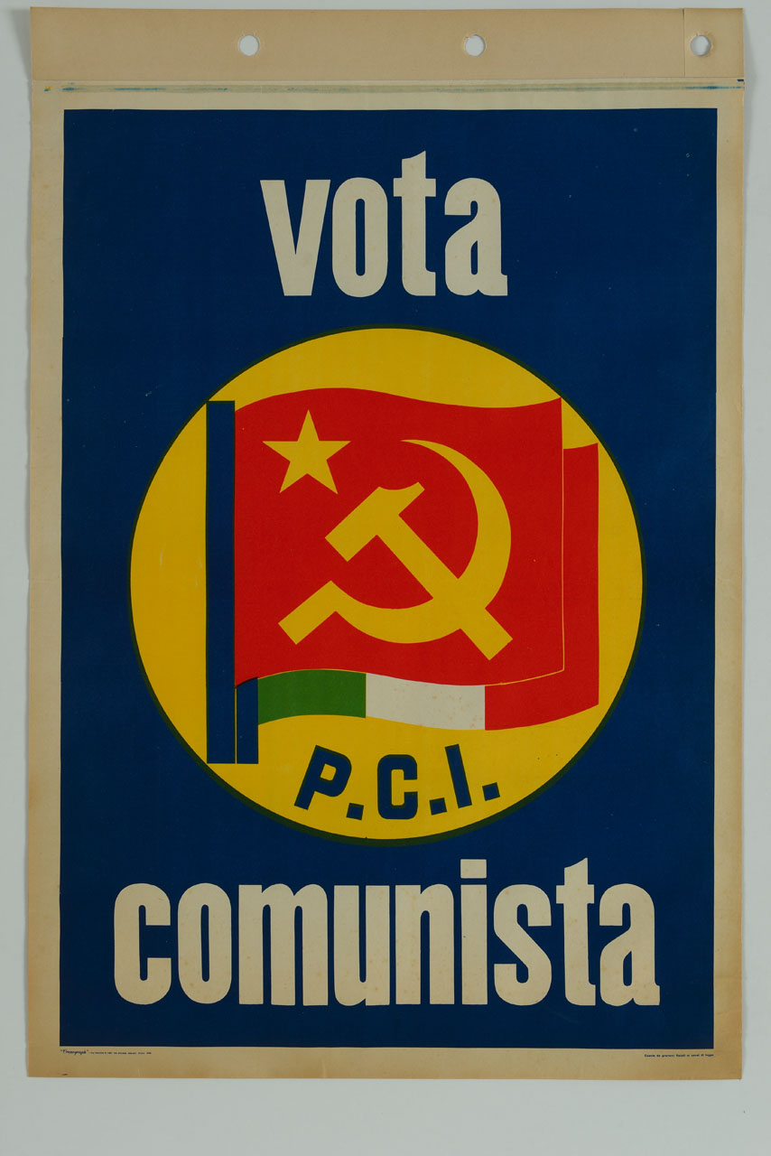 Vota comunista simbolo politico del Partito Comunista Italiano man