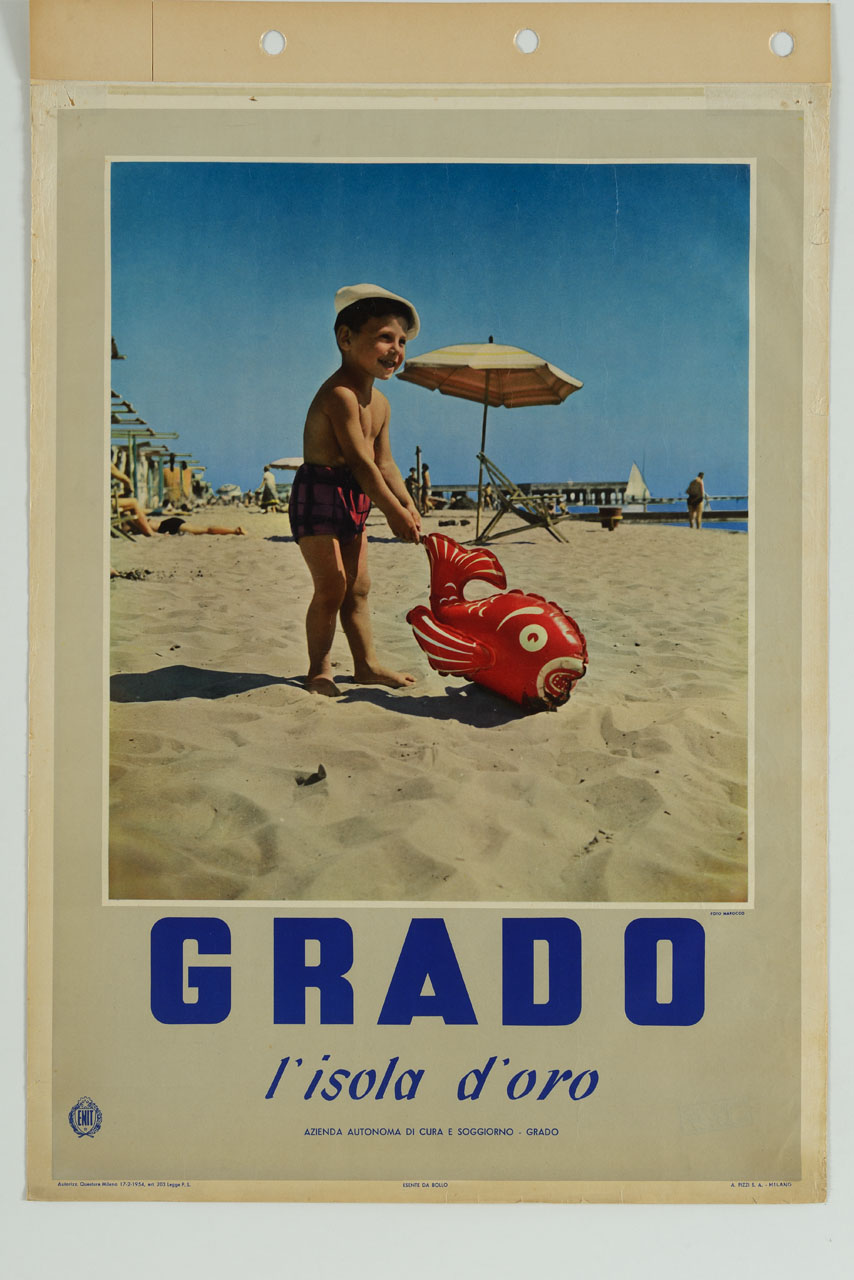 bambino gioca con pesce gonfiabile sulla spiaggia (manifesto) di Marocco Domenico (sec. XX)