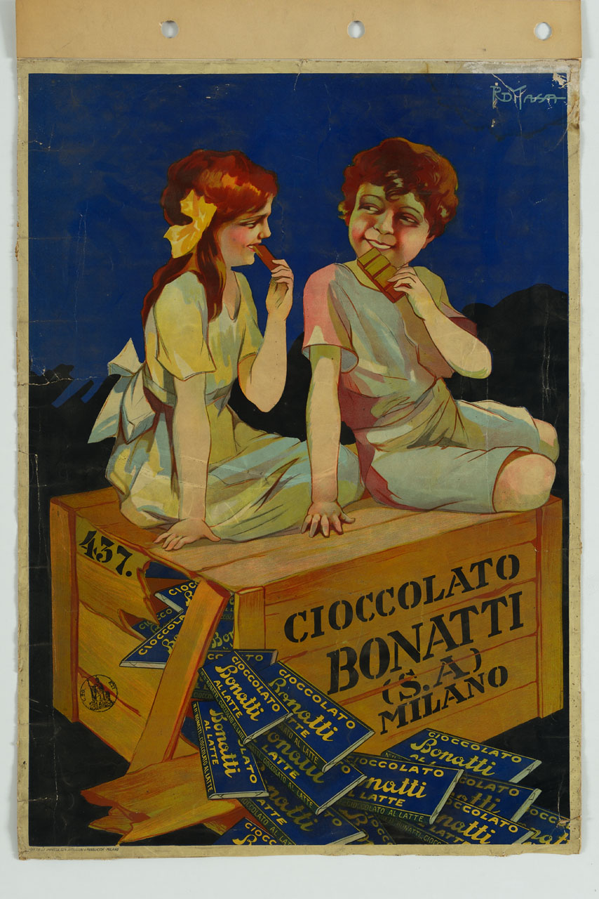 ragazzi seduti su una cassa di legno mangiano la cioccolata (manifesto) di Di Massa Romano (sec. XX)