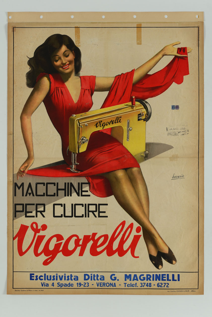 donna sorridente e macchina per cucire che le confeziona l'abito addosso (manifesto) di Boccasile Gino (sec. XX)