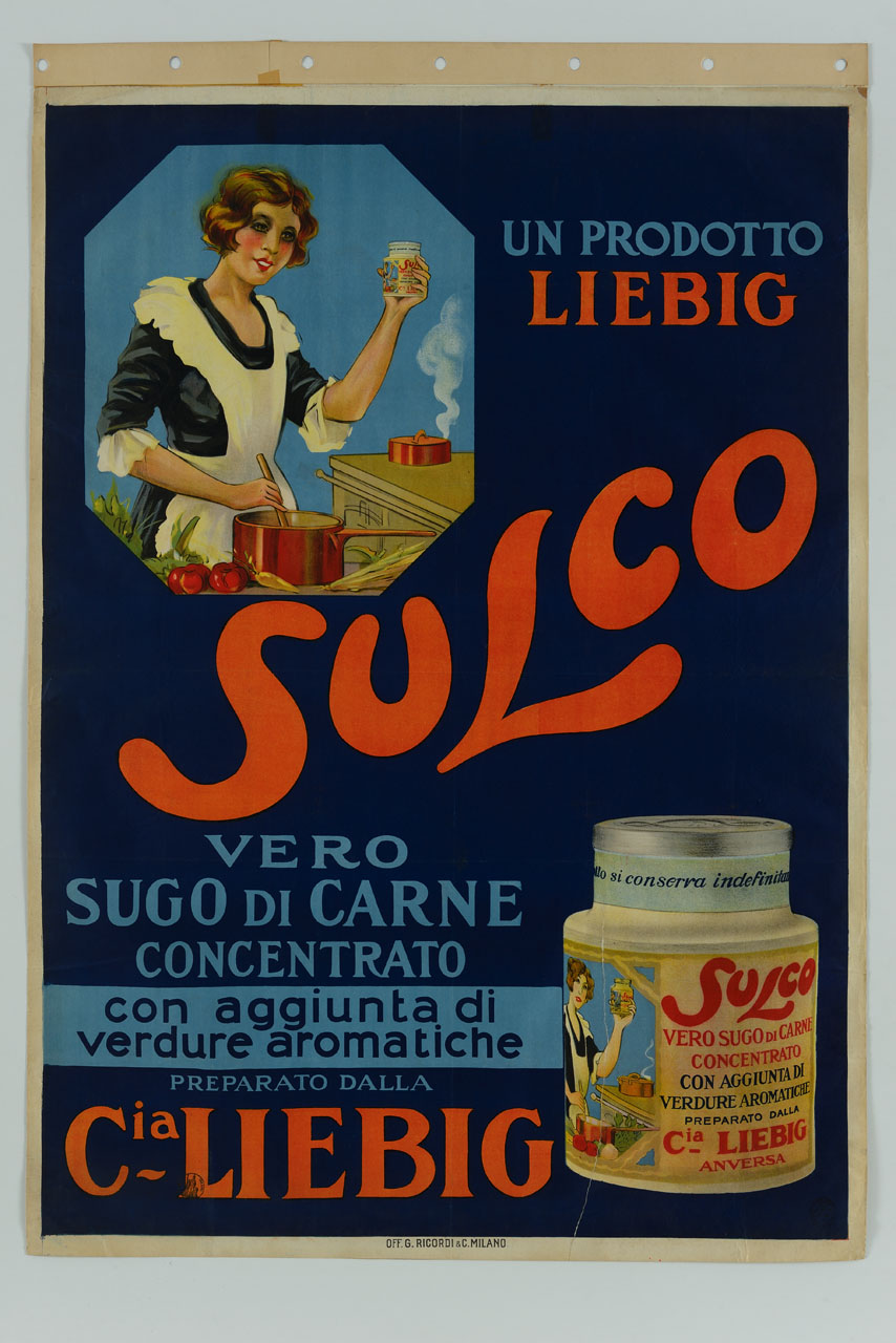 donna impegnata ai fornelli mostra una confezione di sugo concentrato (manifesto) - ambito italiano (sec. XX)