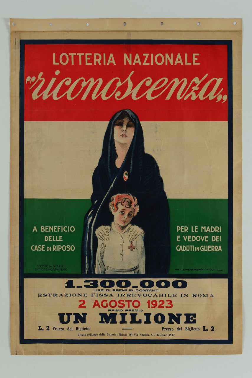 donna in lutto avvolta da un mantello nero tiene davanti a sè il figlio con croce di guerra sul petto (manifesto) di Dudovich Marcello (sec. XX)