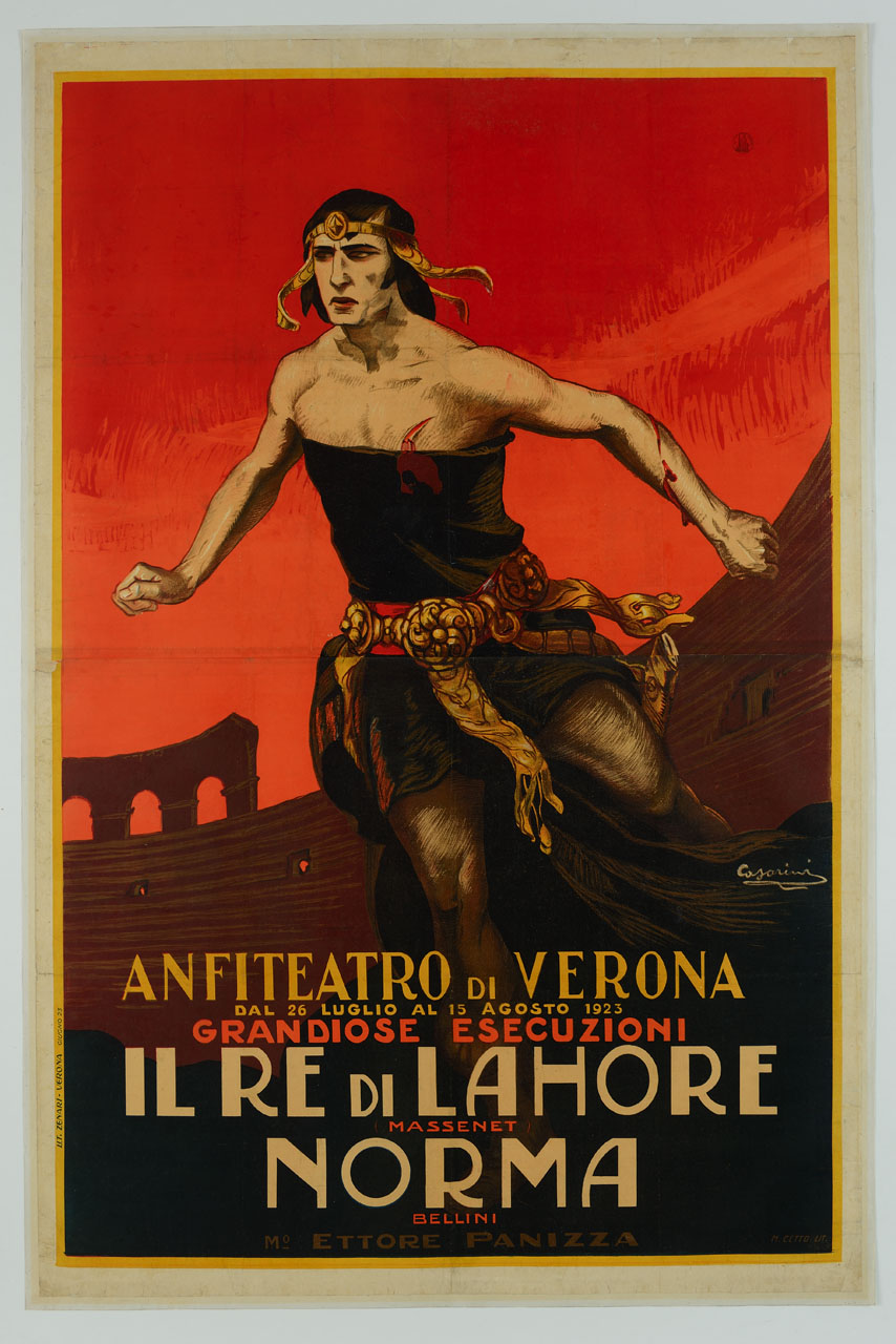 il re di Lahore corre ferito sullo sfondo dell’antiteatro di Verona (manifesto, stampa composita) di Casarini Pino (sec. XX)