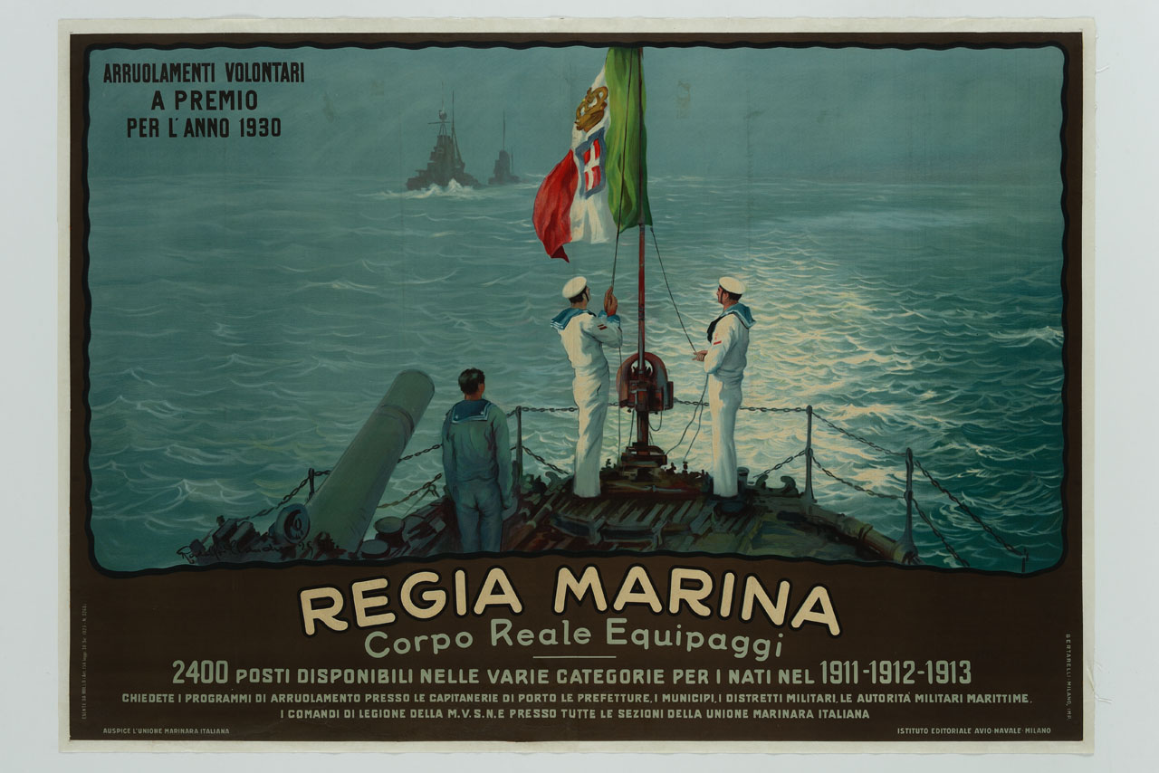 marinai sulla prua issano la bandiera del Regno d'Italia sullo sfondo di altre due imbarcazioni militari (manifesto) di Claudus Rudolf (sec. XX)