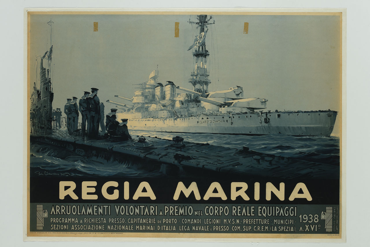 equipaggio militare su un sommergibile osserva il passaggio della nave ammiraglia Conte di Cavour (manifesto) di Claudus Rudolf (sec. XX)
