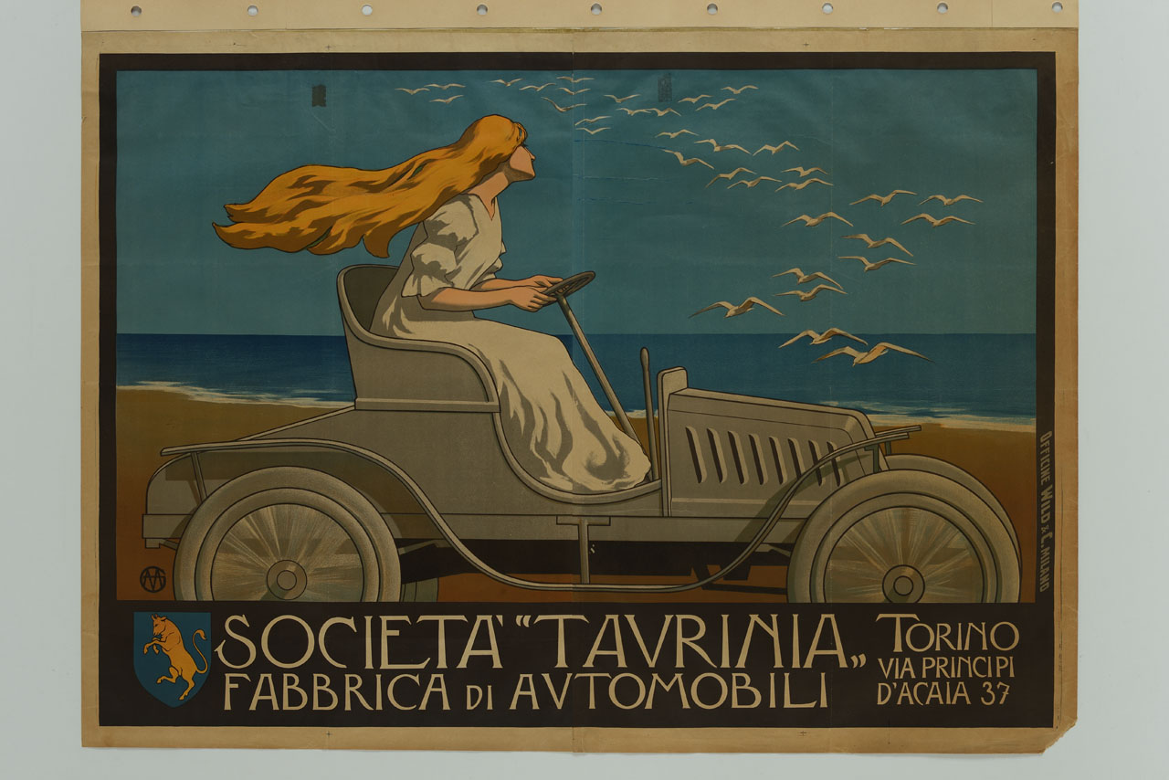 donna dai lunghi capelli biondi guida un'automobile in riva al mare (manifesto, stampa composita) - ambito italiano (sec. XX)