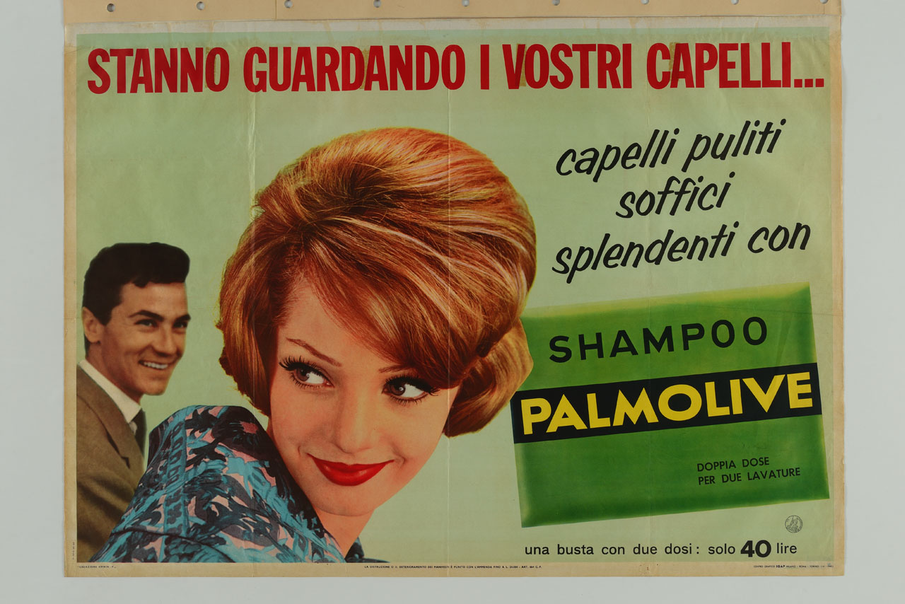 volto di donna ammiccante e uomo sullo sfondo a mezzo busto vicini ad una confezione di shampoo (manifesto) di Omnia Pubblicità (sec. XX)