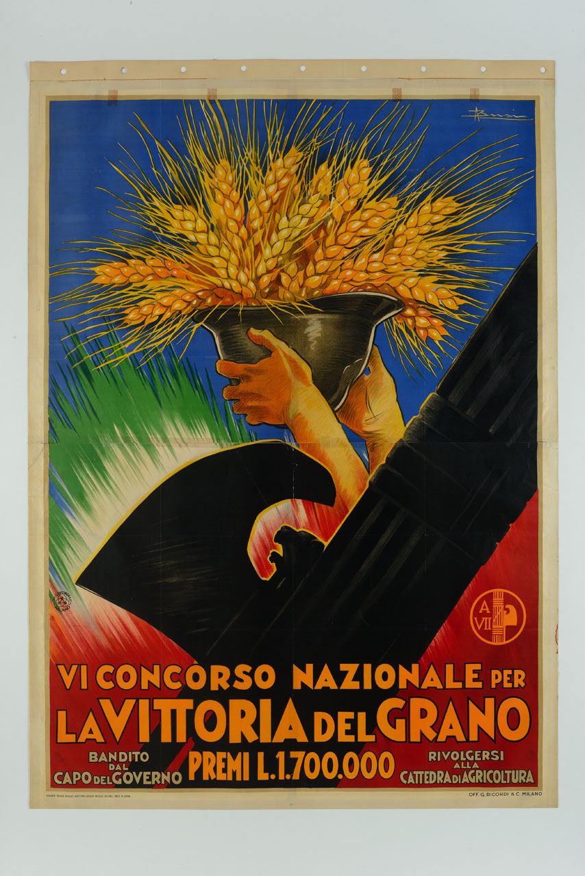 fascio littorio e mani che reggono un elmo con spighe di grano sullo sfondo della bandiera italiana e del cielo (manifesto, stampa composita) di Busi Adolfo (sec. XX)