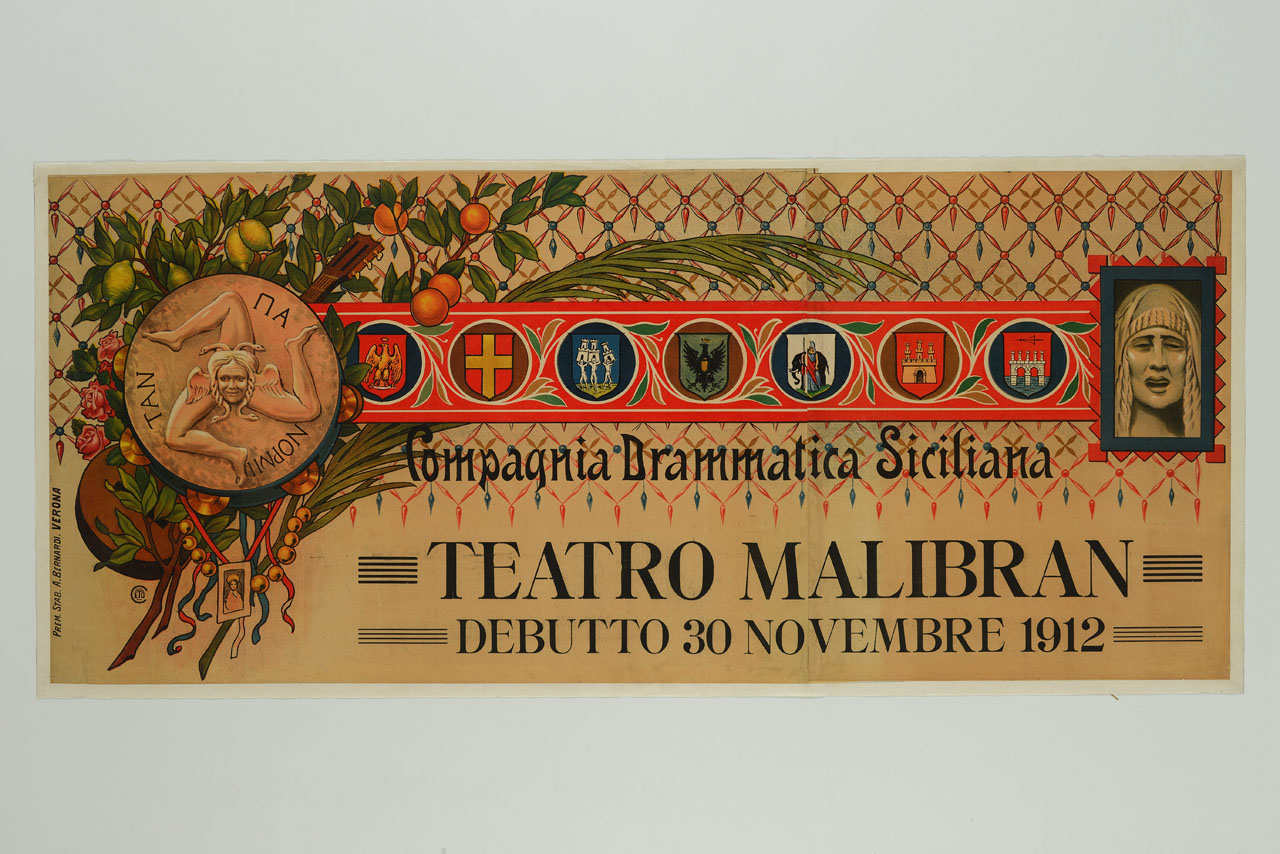 nastro ospita gli stemmi delle province siciliane e collega la trinacria a una maschera tragica (manifesto, stampa composita) di Cetto Mario (sec. XX)