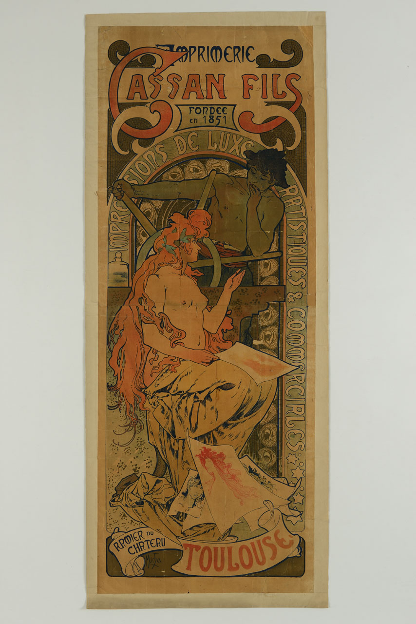 donna seminuda siede in posa per un uomo al torchio che ne stampa i ritratti (manifesto, stampa composita) di Mucha Alfons (secc. XIX/ XX)
